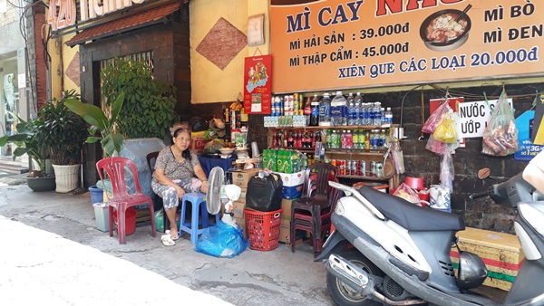 Truy xét người phụ nữ nghi chở con dàn cảnh trộm tiền của cụ bà bán tạp hóa ở Sài Gòn-1