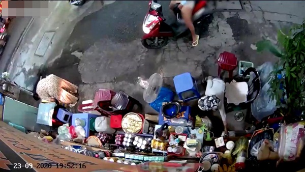 Truy xét người phụ nữ nghi chở con dàn cảnh trộm tiền của cụ bà bán tạp hóa ở Sài Gòn-2