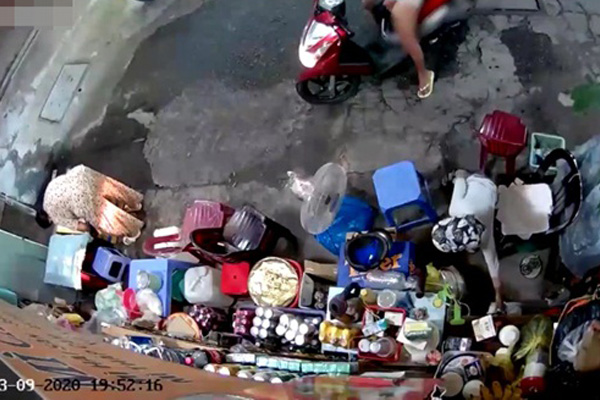 Video: Cụ bà kể chuyện người mẹ xúi con trộm tiền ở cửa hàng tạp hóa-1