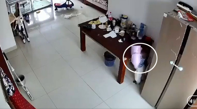 Toát mồ hôi xem cảnh bé trai kiễng chân với phích nước sôi ở trên cao xuống nghịch-1