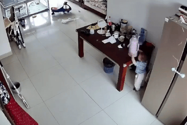 Sau khi con rơi ra khỏi giường, cha mẹ khôn ngoan sẽ không đỡ ngay lập tức! Điều quan trọng là phải hiểu mười giây vàng-8