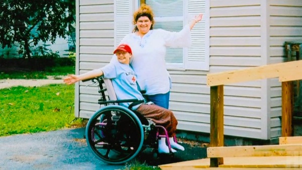 Mẹ vừa qua đời, con gái bại liệt bỗng đứng lên đi lại bình thường, hé lộ chân tướng vụ án con giết mẹ với dòng thông báo rợn người trên MXH-5