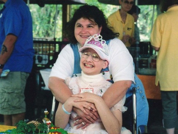 Mẹ vừa qua đời, con gái bại liệt bỗng đứng lên đi lại bình thường, hé lộ chân tướng vụ án con giết mẹ với dòng thông báo rợn người trên MXH-6