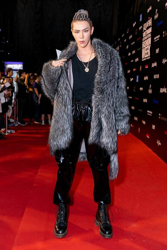 Lời nguyền mặc xấu gia đình Hoa Dâm Bụt: Erik ưa trang điểm lố nhưng sao bằng cách phối đồ đi vào lòng... đất của Hòa Minzy?-2