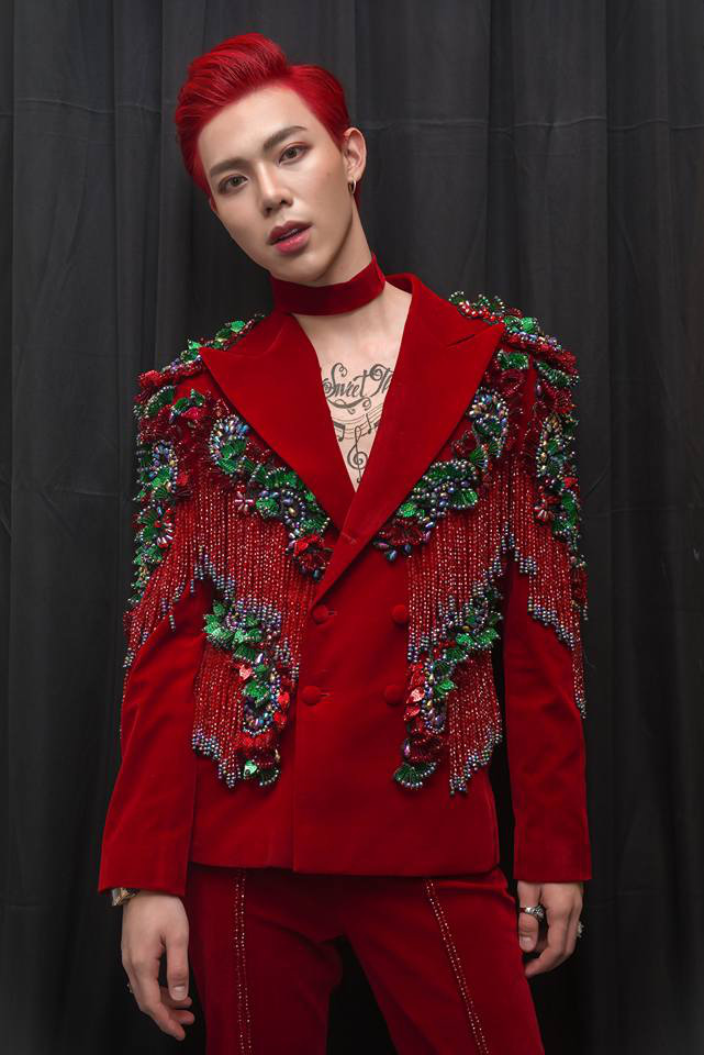 Lời nguyền mặc xấu gia đình Hoa Dâm Bụt: Erik ưa trang điểm lố nhưng sao bằng cách phối đồ đi vào lòng... đất của Hòa Minzy?-4