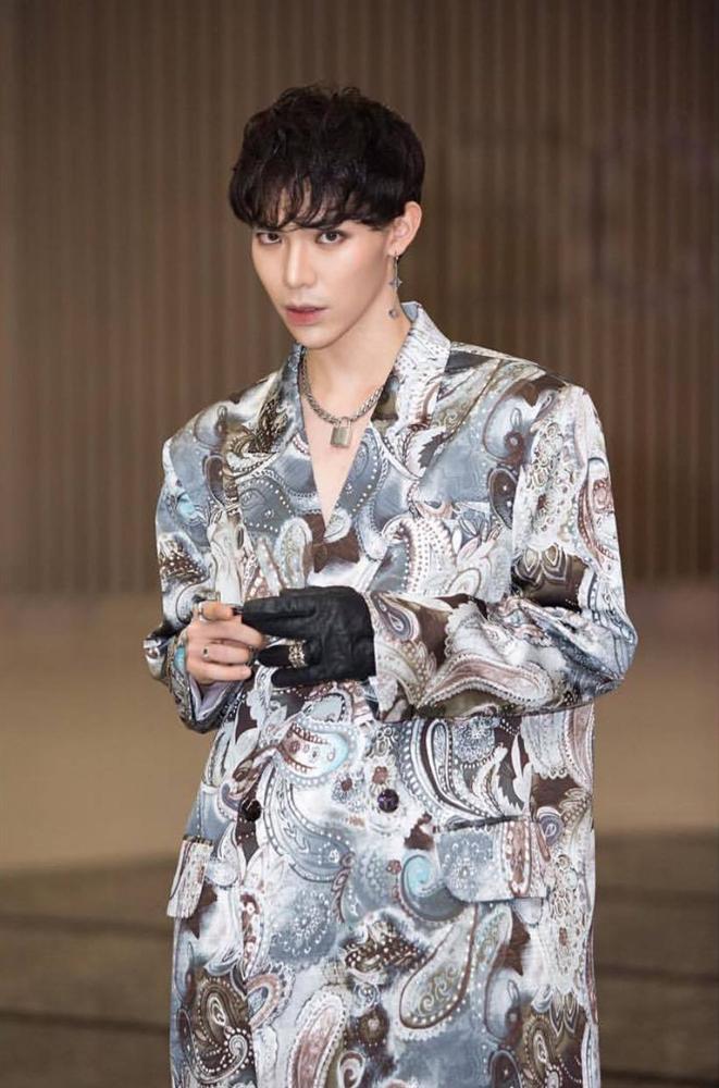 Lời nguyền mặc xấu gia đình Hoa Dâm Bụt: Erik ưa trang điểm lố nhưng sao bằng cách phối đồ đi vào lòng... đất của Hòa Minzy?-5