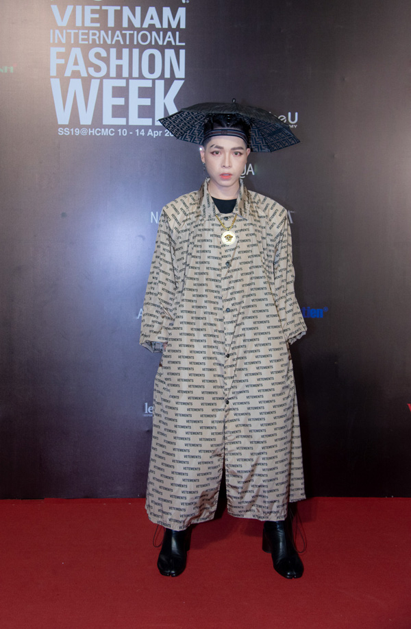 Lời nguyền mặc xấu gia đình Hoa Dâm Bụt: Erik ưa trang điểm lố nhưng sao bằng cách phối đồ đi vào lòng... đất của Hòa Minzy?-10