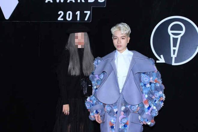 Lời nguyền mặc xấu gia đình Hoa Dâm Bụt: Erik ưa trang điểm lố nhưng sao bằng cách phối đồ đi vào lòng... đất của Hòa Minzy?-13