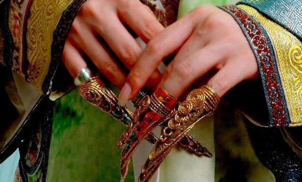 Bí ẩn phía sau chiếc móng giả bằng vàng của dàn Hậu cung triều Thanh: Đâu chỉ đơn thuần là món trang sức đắt giá-2