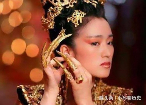 Bí ẩn phía sau chiếc móng giả bằng vàng của dàn Hậu cung triều Thanh: Đâu chỉ đơn thuần là món trang sức đắt giá-5