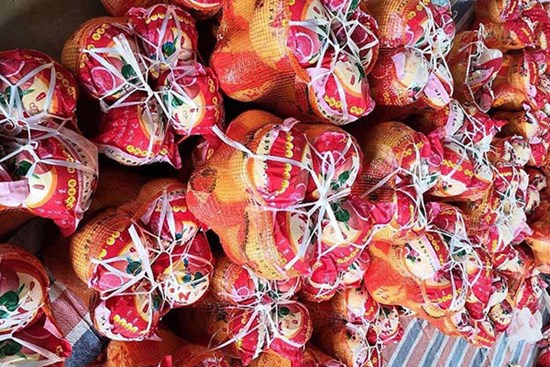 Bưởi Trung Quốc ruột đỏ au: Vỏ vàng không hạt, ngày bán cả tấn