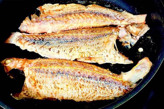 Mẹo mới rán đủ mọi loại cá không nát, không tốn dầu, không bắn, không sát chảo