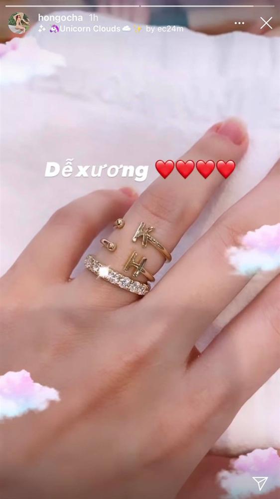 Hồ Ngọc Hà gây chú ý khi khoe nhẫn kim cương tiện thể khoe luôn 2 chiếc nhẫn với 2 chữ cái đặc biệt này-1