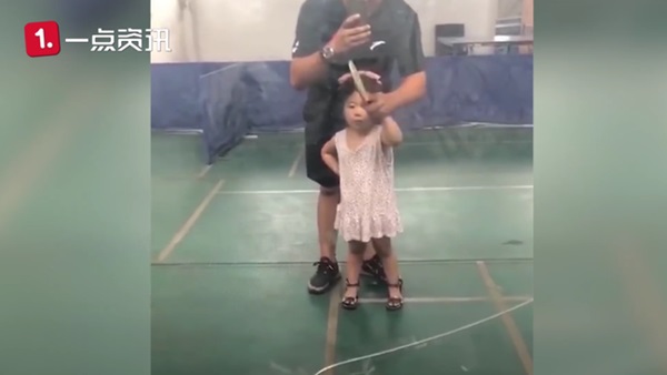 Vừa chống nạnh vừa gào khóc, cô bé 3 tuổi khiến cộng đồng mạng chao đảo vì sự đáng yêu và kỹ năng đánh bóng bàn bách phát bách trúng-3