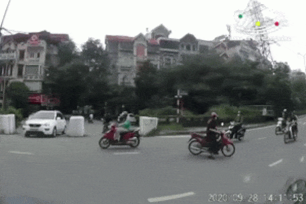 Thót tim hình ảnh người phụ nữ liều lĩnh để 5 em nhỏ không đội mũ bảo hiểm ngồi vắt vẻo, chật ních chiếc xe gắn máy-2