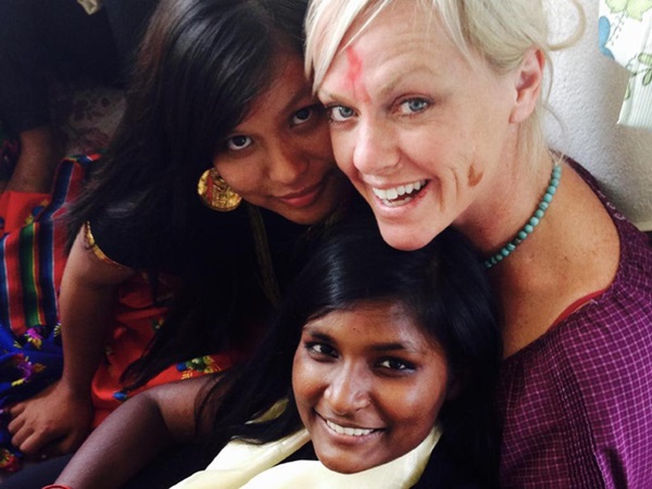 Hàng năm đóng góp tiền của và quà tặng cho trại trẻ mồ côi ở nơi xa xôi, cặp đôi chết lặng khi phát hiện sự thật tồi tệ phía sau-3