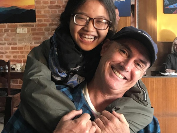 Hàng năm đóng góp tiền của và quà tặng cho trại trẻ mồ côi ở nơi xa xôi, cặp đôi chết lặng khi phát hiện sự thật tồi tệ phía sau-4