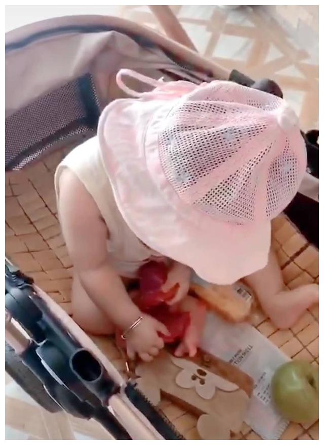 Đưa con đi siêu thị, về nhà nhìn con cầm 1 thứ trong tay mà bà mẹ dở khóc dở cười-2