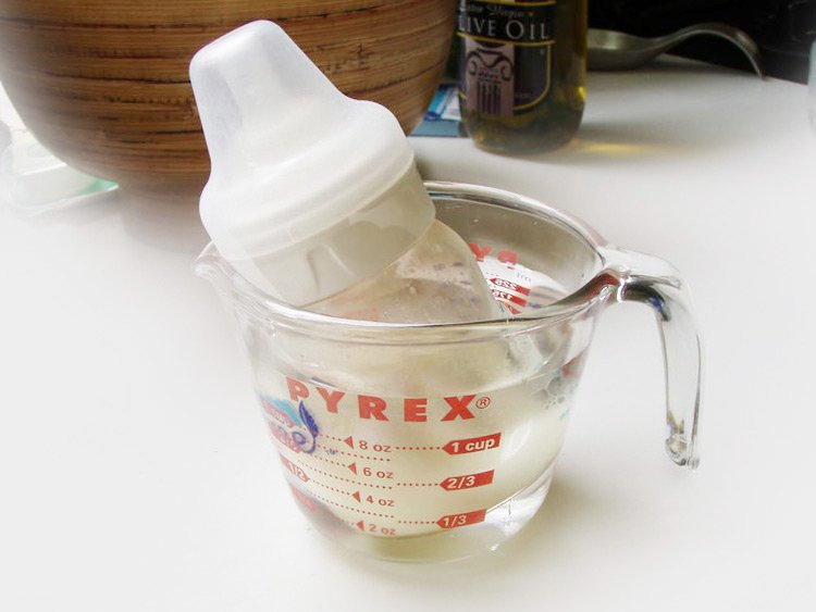 Nhiều người tích trữ sữa mẹ cho con dùng dần nhưng liệu đã biết bao lâu thì hết hạn sử dụng? Tích trữ thế nào mới an toàn?-5