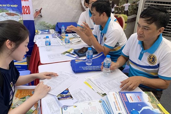 Kết thúc điều chỉnh nguyện vọng xét tuyển: Trường THPT làm khó thí sinh?