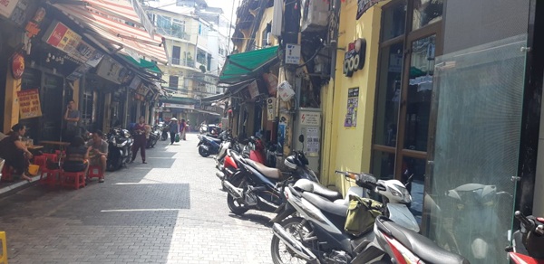 Bất ngờ lý do người phụ nữ lột đồ trước quán bar Tạ Hiện: Do ngồi nhầm chỗ đặt trước-1