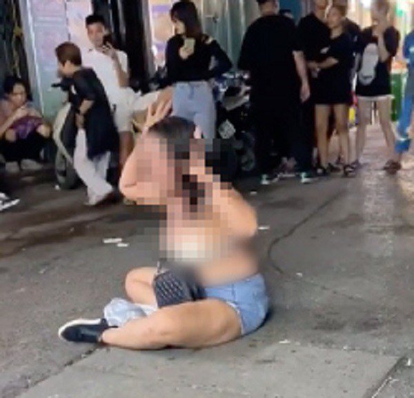 Bất ngờ lý do người phụ nữ lột đồ trước quán bar Tạ Hiện: Do ngồi nhầm chỗ đặt trước-2