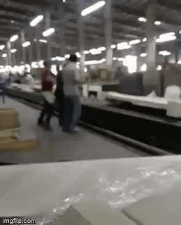 Clip người đàn ông tung cú đấm trời giáng vào mặt khiến nữ công nhân ngất xỉu gây phẫn nộ-1