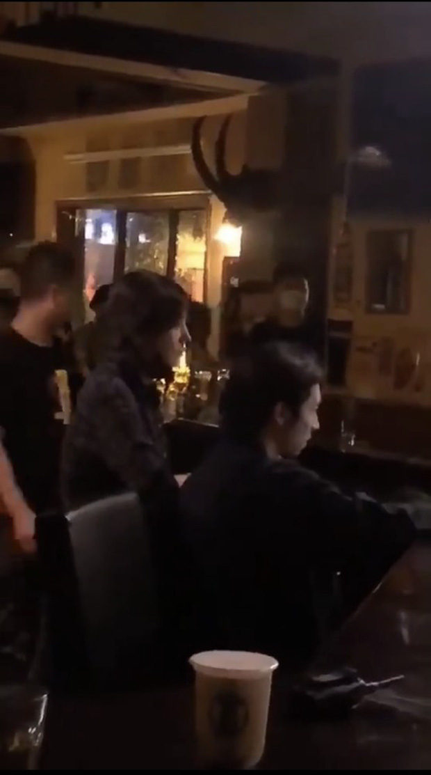 Triệu Vy lần đầu lộ diện giữa lùm xùm ly hôn và đưa trai trẻ về nhà, thái độ gây chú ý giữa quán bar-2