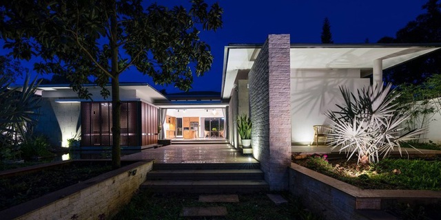 Biệt thự đóng kín cửa vẫn thừa ánh sáng nhờ độc chiêu thiết kế không ngờ-1