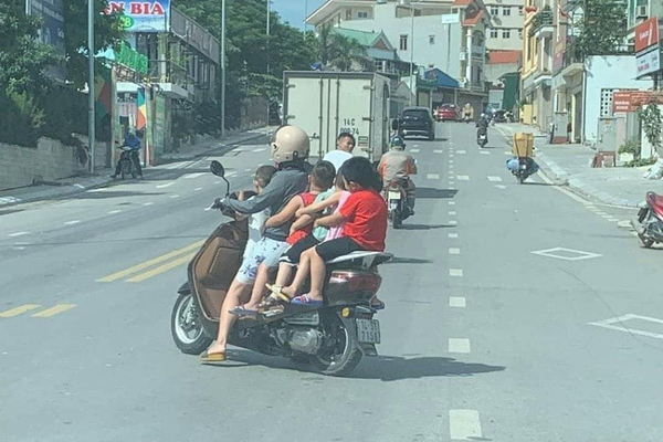 Khoảnh khắc đau lòng: Mẹ ngất xỉu khi chứng kiến con bị ô tô tải tông trực diện trong lúc mải quay đầu xe-2