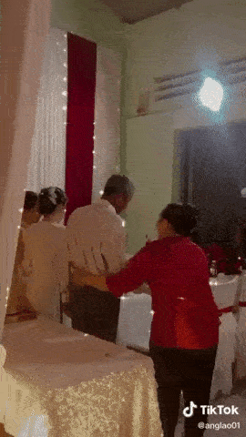 Xúc động khoảnh khắc cha già không dám nhìn thẳng để chụp ảnh, khóc nức nở tiễn con gái về nhà chồng-1