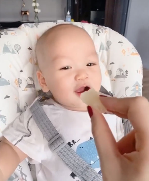 Sợ hai nhóc tỳ quá bụ bẫm, vợ tiếp viên hàng không của MC Thành Trung quyết dùng biện pháp này&nbsp;để con giảm cân!-3