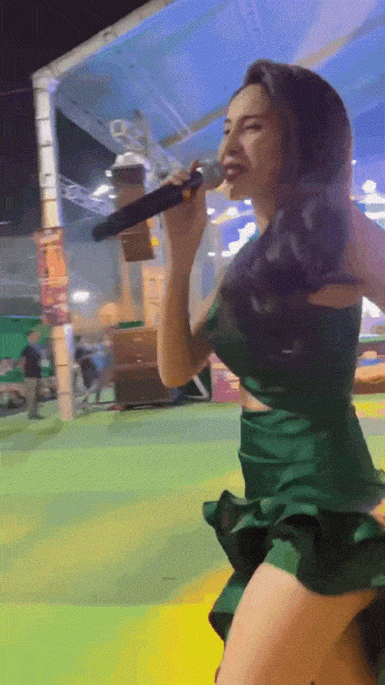 Thuỷ Tiên say sưa biểu diễn, xuống cả khu vực khán giả nhưng Công Vinh lại trưng ra gương mặt không cảm xúc-1
