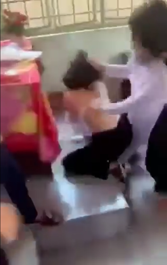 Xôn xao clip nhóm nữ sinh Bến Tre xé áo dài, đánh hội đồng dã man bạn ngay trong lớp học-2