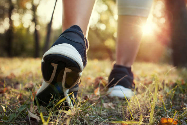Đi bộ là chìa khóa của sự khỏe mạnh và người sống lâu sẽ có 3 đặc điểm này khi đi bộ-1