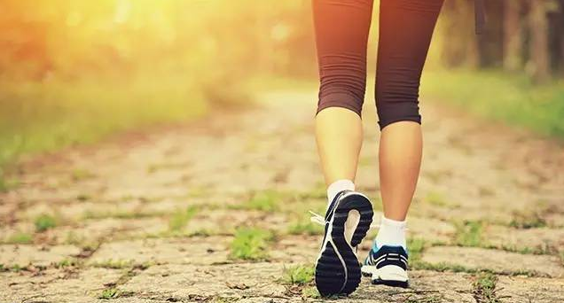 Đi bộ là chìa khóa của sự khỏe mạnh và người sống lâu sẽ có 3 đặc điểm này khi đi bộ-2