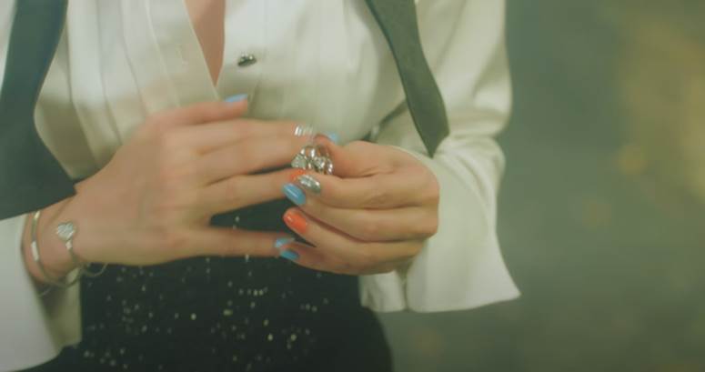 Mỹ Tâm ra bài mới nhạc rất catchy, thay 7749 bộ đồ hiệu nhưng tổng thể MV quá sai trái!-11