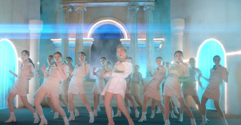 Mỹ Tâm ra bài mới nhạc rất catchy, thay 7749 bộ đồ hiệu nhưng tổng thể MV quá sai trái!-15