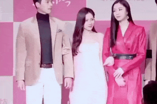 Khoảnh khắc Son Ye Jin níu chặt tay Hyun Bin trước bàn dân thiên hạ lại gây náo loạn MXH