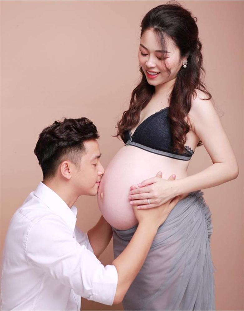 3 năm 3 lần chụp ảnh bầu liên tiếp, Hằng Túi xúc động khi ông xã vẫn nâng niu trân trọng vợ chỉ bằng một việc nhỏ giống nhau-1