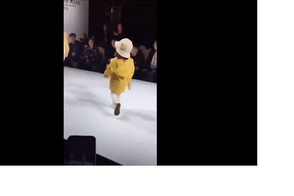 Thấy bạn diễn lơ ngơ trên sàn catwalk, cậu bé soái ca làm hành động quá đỗi ga lăng khiến dân tình muốn 