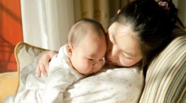 Nhờ bà trông con để đi làm lại nhưng bé ngày càng gầy mòn xanh xao, mẹ điếng người khi biết nguyên nhân do việc bà đã làm-1