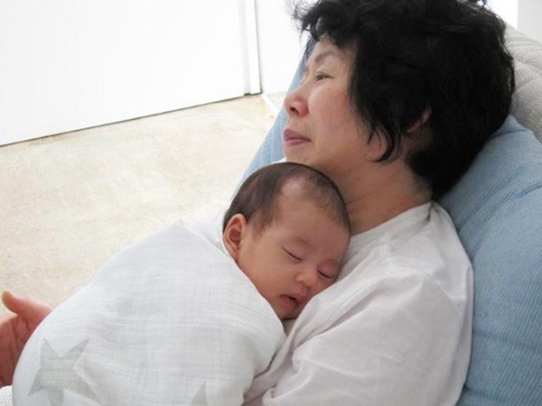 Nhờ bà trông con để đi làm lại nhưng bé ngày càng gầy mòn xanh xao, mẹ điếng người khi biết nguyên nhân do việc bà đã làm-2