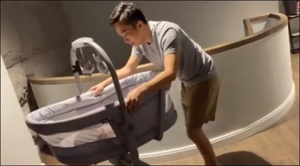 Cường Đô la giờ chuẩn bố bỉm sữa rồi, đêm hôm vẫn lọ mọ đưa công chúa nhỏ đi dạo-1