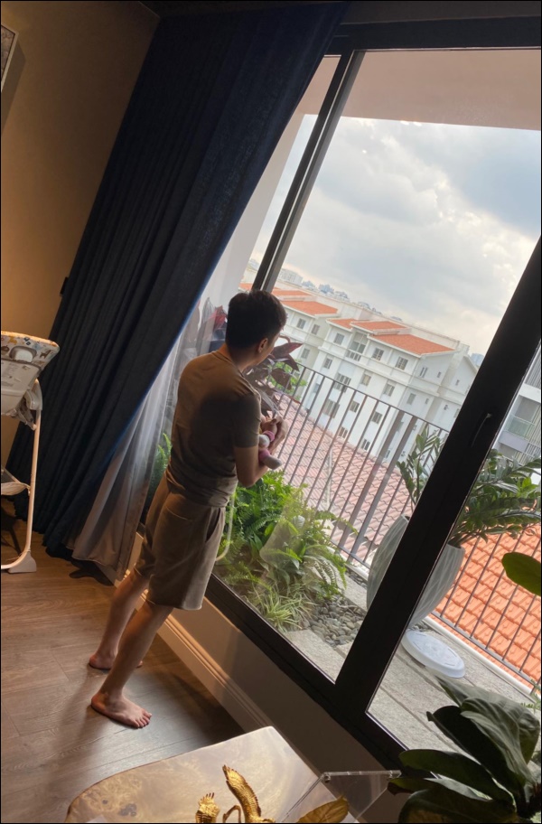 Cường Đô la giờ chuẩn bố bỉm sữa rồi, đêm hôm vẫn lọ mọ đưa công chúa nhỏ đi dạo-5