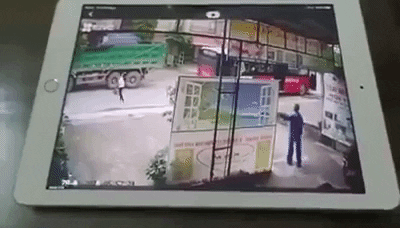 Khoảnh khắc đau lòng: Mẹ ngất xỉu khi chứng kiến con bị ô tô tải tông trực diện trong lúc mải quay đầu xe-1