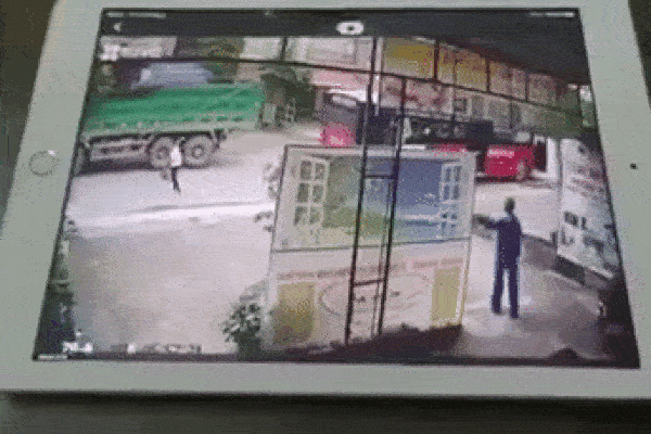 Khoảnh khắc đau lòng: Mẹ ngất xỉu khi chứng kiến con bị ô tô tải tông trực diện trong lúc mải quay đầu xe