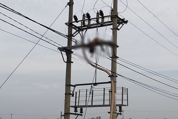 Chủ thầu xây dựng bị ròng rọc thang máy thắt trúng cổ, tử vong tại chỗ-2