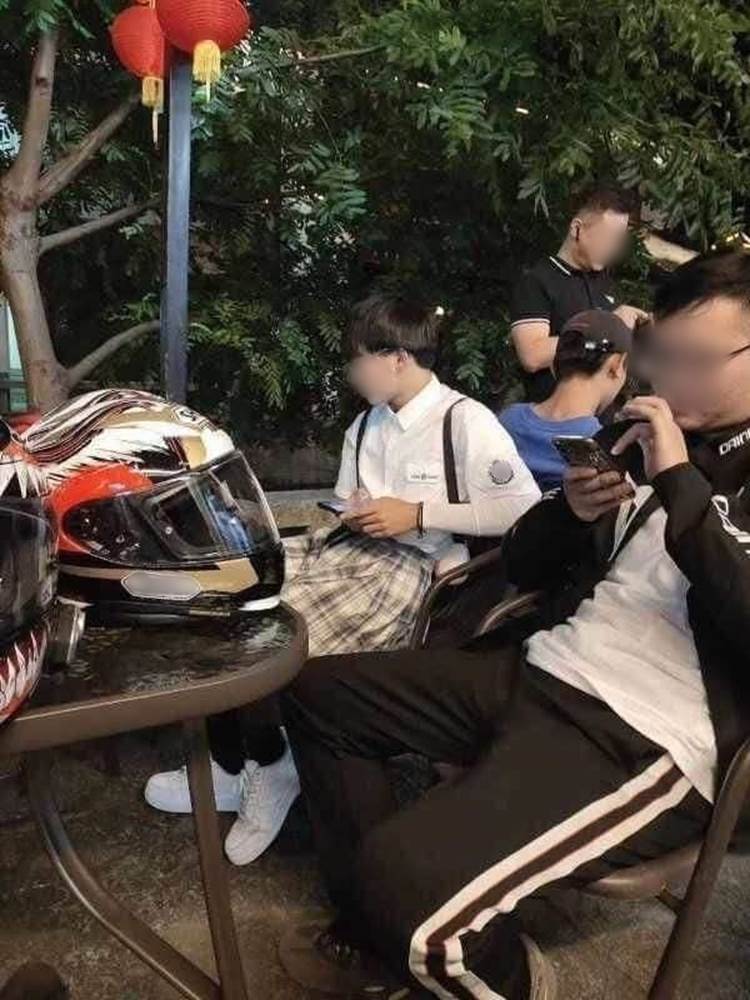 Chàng trai chạy 100km theo cô gái xinh đẹp đi xe phân khối lớn, nhưng khi thấy cô cởi mũ bảo hiểm liền suýt ngất vì chân tướng thật sự-3