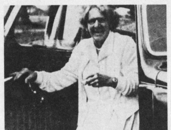 Tiện tay chụp ảnh cho chồng, vợ trở về nhà mới phát hiện bóng dáng của người mẹ đã khuất trong ống kính gây ra nhiều tranh cãi-1